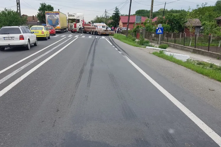 Clujeancă lovită de TIR, la Fundătura. Traversa strada pe trecerea de pietoni FOTO