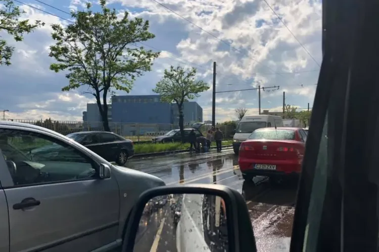 Pieton lovit pe trecere, pe Bulevardul Muncii FOTO