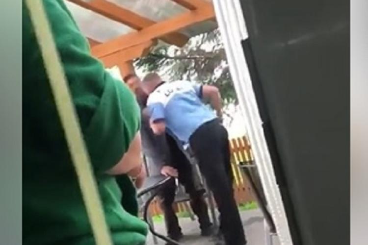 VIDEO - Polițist local îi dă un cap în gură unui cerșetor. Totul a fost filmat