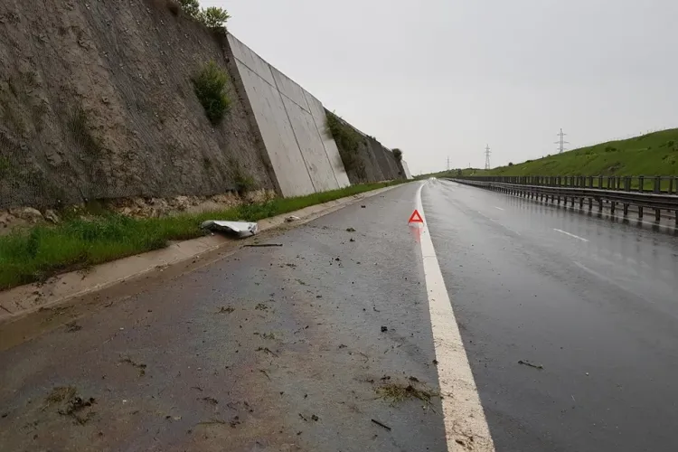 Ploaia le dă bătăi de cap clujenilor. Un șofer și-a făcut Mercedesul PRAF pe A3 FOTO
