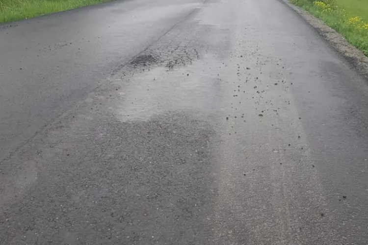 Drumul rușinii din Cluj. DJ 107 M, între Luna de Sus, Săvădisla, Băișoara și Iara, asfaltat în bătaie de joc - FOTO