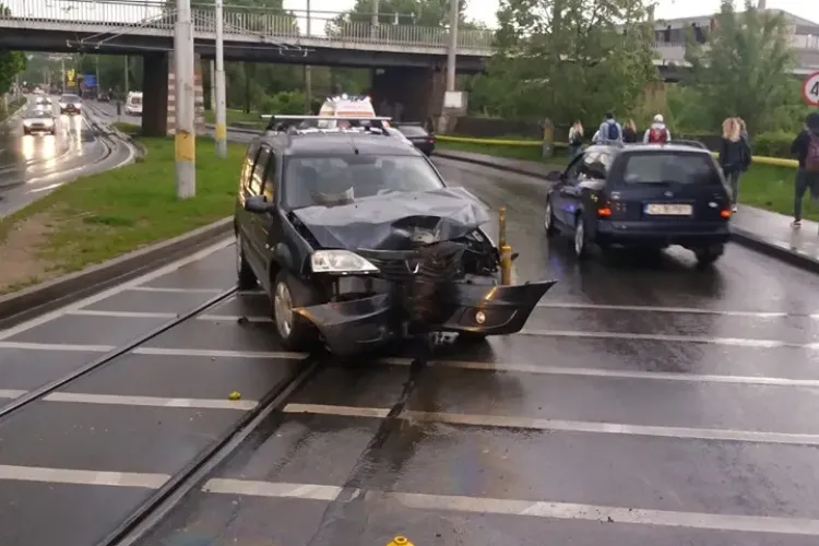 Cum încep ploile, cum apar accidentele. Un șofer și-a făcut mașina praf pe Oașului FOTO