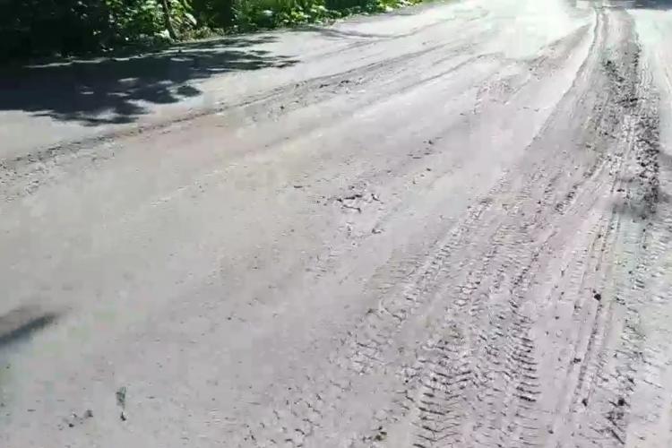 Reclamații privind drumul Gilau-Mărișel. Constructorul KIAT acuzat că asfaltează direct pe pământ- VIDEO