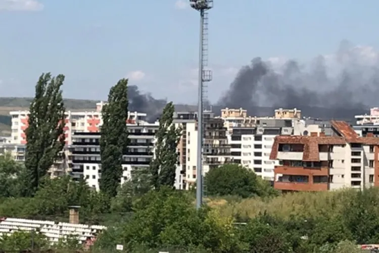 Incendiu la un depozit din Someșeni. Mai multe autovehicule au luat foc FOTO/VIDEO