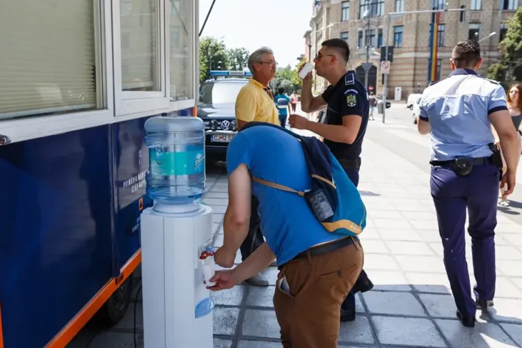 Apă distribuită gratuit la Cluj în perioada de caniculă. Unde se pot adăposti clujenii de căldură
