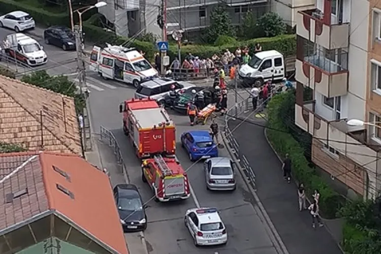 Accident cu trei mașini într-o intersecție din Mărăști FOTO