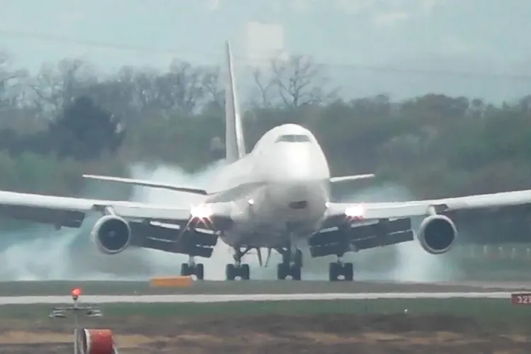 În timp ce noi ne certăm, Aeroportul din Constanța ia fața Clujului