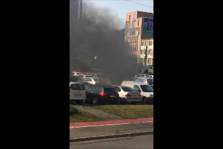 O mașină a luat foc în parcarea din Piața Cipariu, sub privirile neputincioase ale șoferilor - VIDEO