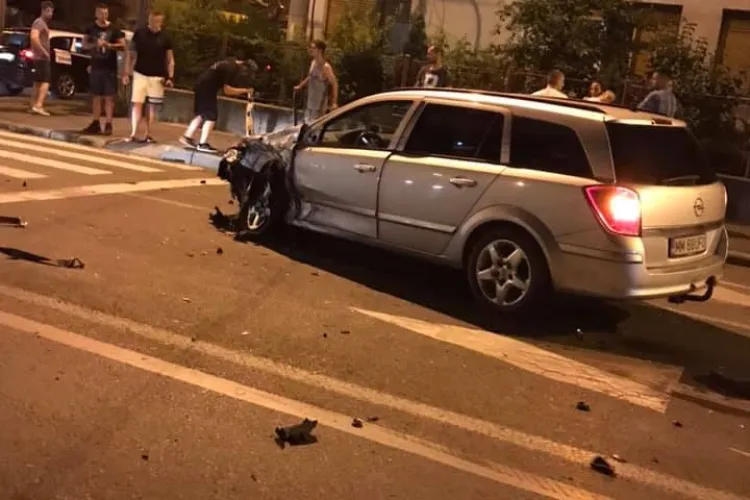 Accident cu patru mașini în cartierul Grigorescu. Trei persoane au ajuns la spital FOTO