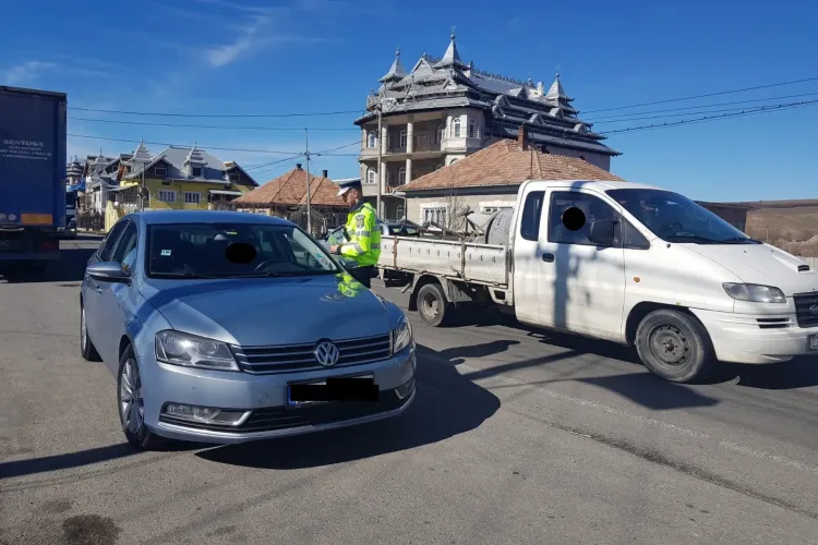 Sute de persoane și autoturisme controlate de polițiști la Huedin. Câte amenzi au fost aplicate FOTO
