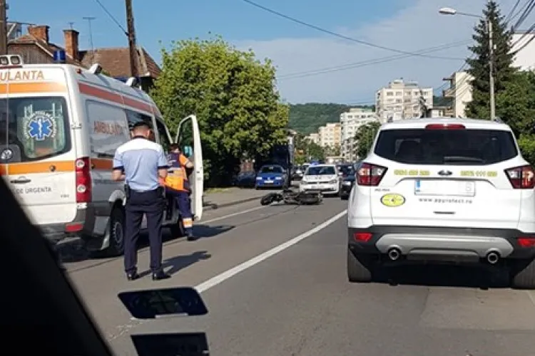 Accident în cartierul Grigorescu. Un motociclist a fost rănit FOTO