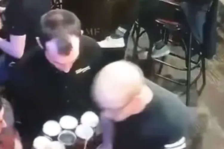 Cel mai ghinionist chelner! Ți se face milă de bietul om - VIDEO