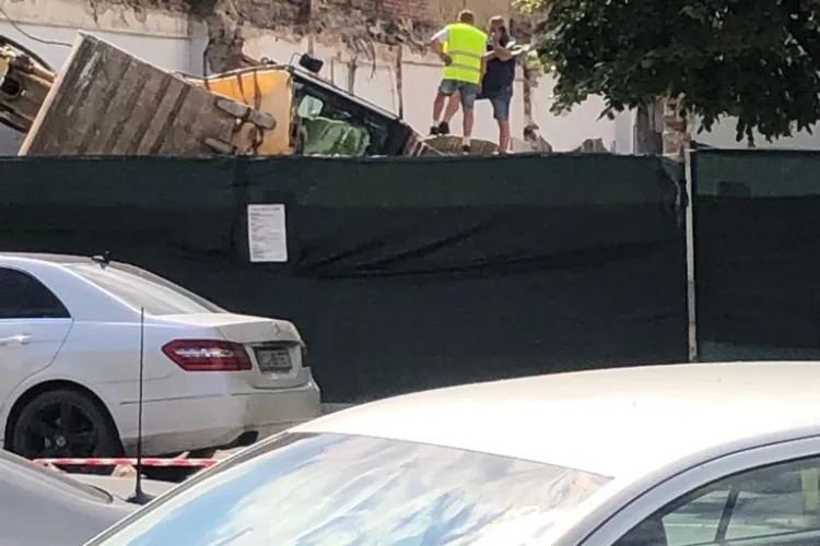 Excavator răsturnat pe șantier, pe Calea Dorobanților FOTO