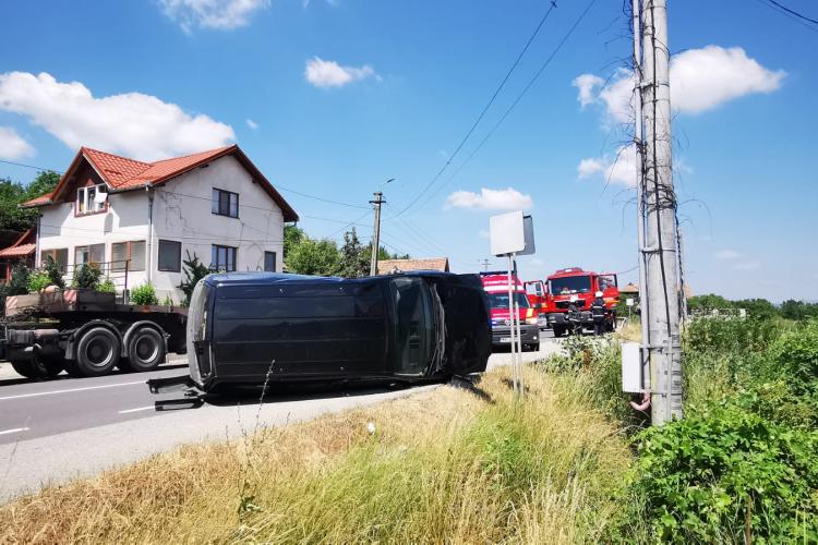 Accident cu o victimă pe un drum din Cluj. Un șofer s-a răsturnat cu mașina FOTO