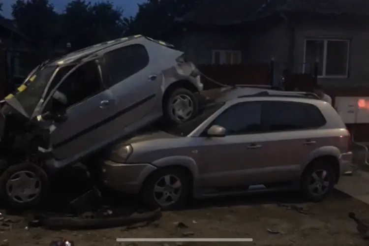 CLUJ: Accident incredibil cauzat de un adolescent de 17 ani, beat la volan și fără permis. S-a urcat pe altă mașină VIDEO