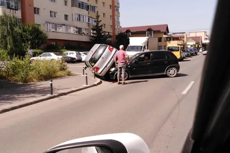 Cascadorie pe strada Dunării! A luat pe sus un autoturism - FOTO