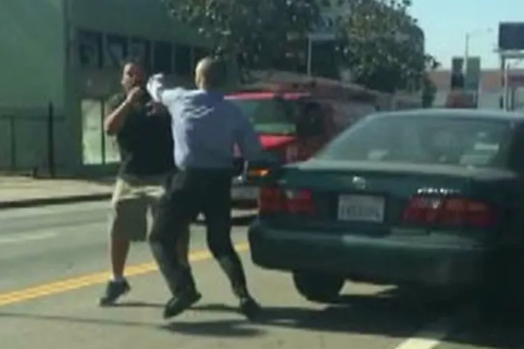 Bătaie în trafic pe un drum din Cluj, după o șicană în trafic! Agresorul s-a ales cu dosar penal