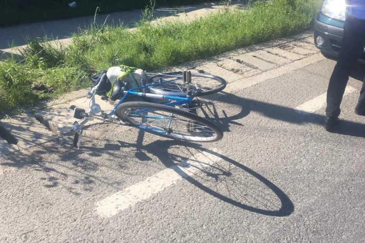 CLUJ: Biciclist de 72 de ani lovit de mașină. Victima s-a urcat băută pe bicicletă