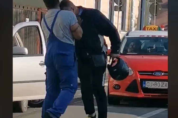 Bătaie în Cluj-Napoca, pe strada Constanța, între un șofer și un scuterist: Parcă sunt doi ȚAPI - VIDEO