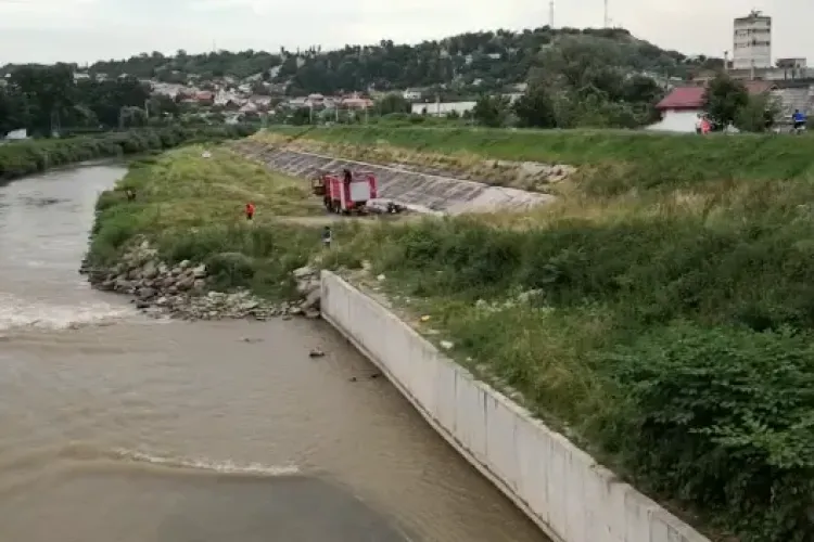 Turda: Un bărbat beat s-a aruncat în Arieș - VIDEO