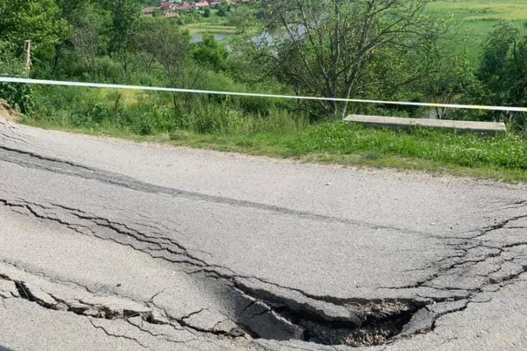 Primarul din comuna Mica bate obrazul Consiliului Județean pentru drumul surpat: E un real pericol - FOTO