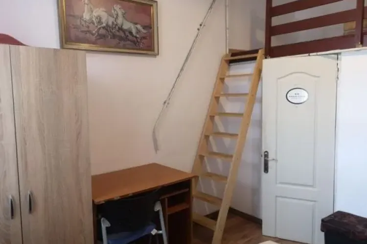 Garsonieră mică cu scară interioară de închiriat la Cluj - FOTO