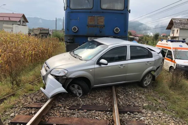 CLUJ: Graba aproape l-a costat viața pe un șofer! Mașina i-a fost lovită de tren