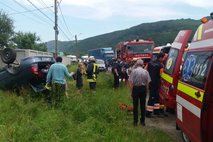Accident cu patru victime la Negreni. O șoferiță a intrat cu mașina într-un cap de pod FOTO