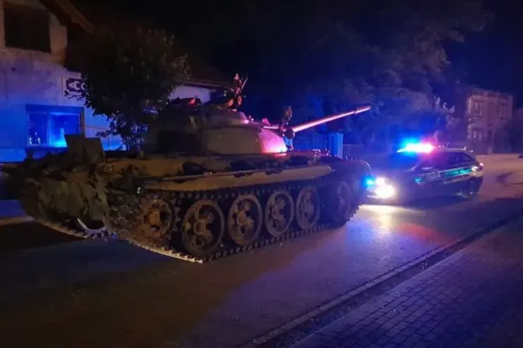 VIDEO VIRAL Un polonez s-a îmbătat și a început să se plimbe cu un tanc pe drumurile publice