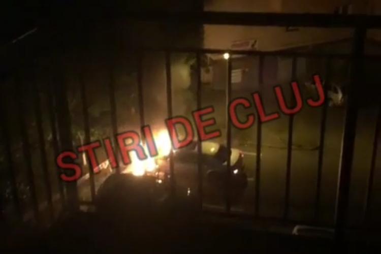 CLUJ, cartierul Zorilor - O masina a ars ca o torță - VIDEO