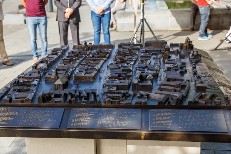 Boc a inaugurat o machetă din bronz a zonei centrale a Clujului, din care lipsește ... Piața Muzeului - FOTO