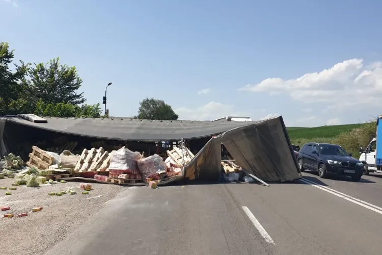 Accident cu două victime, cauzat de un șofer neatent! Un TIR s-a răsturnat pe mijlocul drumului FOTO/VIDEO