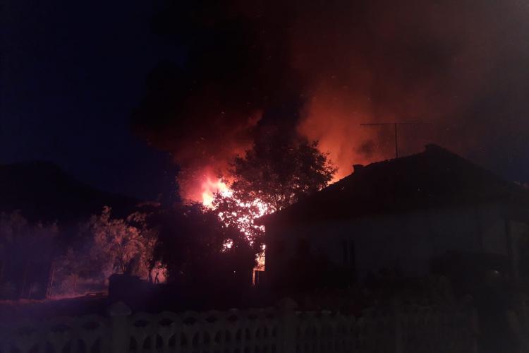 Incendiu puternic în Cășeiu. Imagini spectaculoase - VIDEO