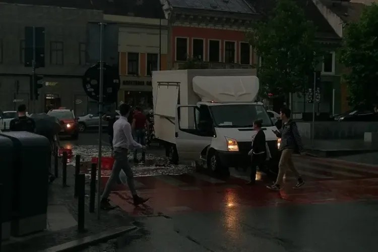 O nouă ”catastrofă” în Piața Unirii. Toți bărbații au suspinat - FOTO