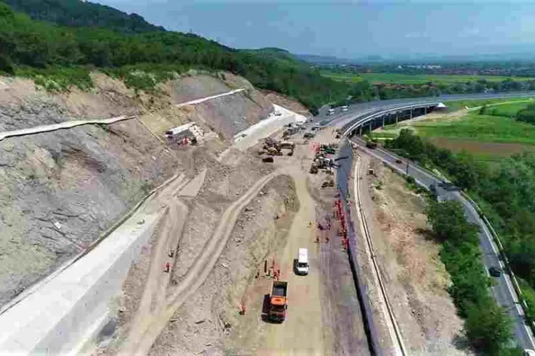 Investitorii sună la Guvern: ”Hello, do you speak english?” / Răspuns: ”Nu!”