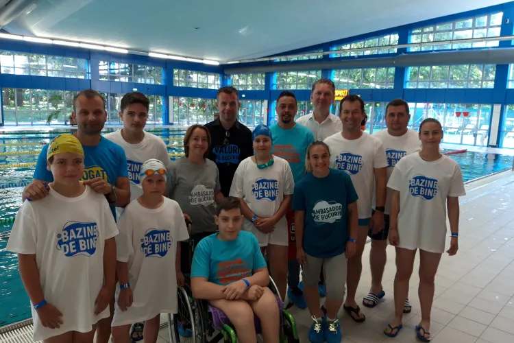 Oameni cu suflet au înotat la Swimathon 2019 pentru refacerea bazei sportive de la Școala ”Liviu Rebreanu”. Dorin Goga și-a donat un tricou - FOTO