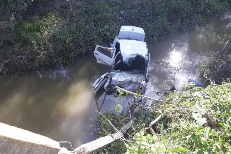 Accident GRAV la Gherla. Au plonjat într-un pârâu și au fost salvați de niște EROI. Șoferul e recidivist - FOTO