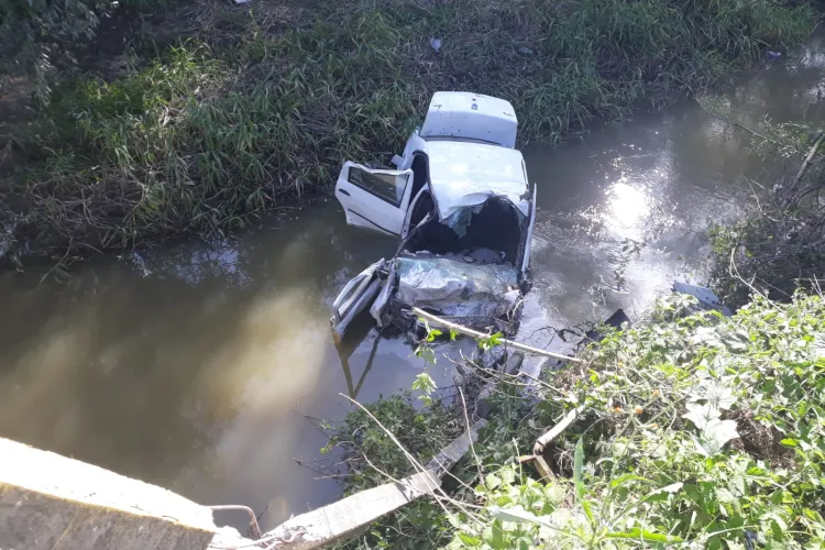 Accident GRAV la Gherla. Au plonjat într-un pârâu și au fost salvați de niște EROI. Șoferul e recidivist - FOTO