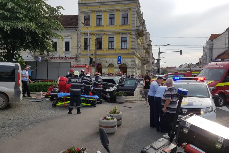Accident GRAV in Piata Avram Iancu. Femeie călcată pe trotuar VIDEO