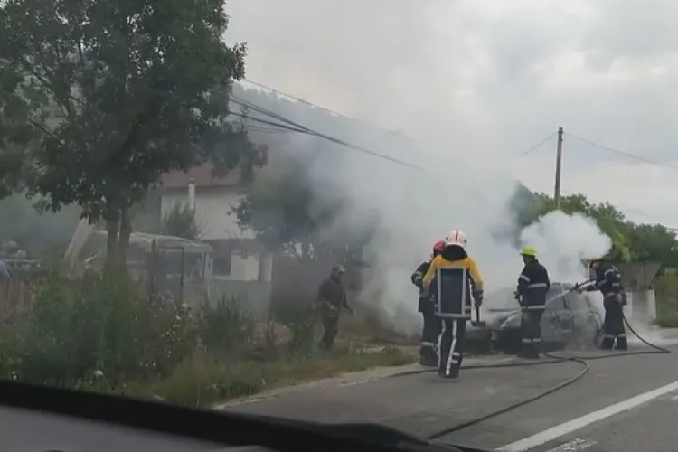 UPDATE Autoturism făcut SCRUM într-o localitate clujeană. Mașina a luat foc în mers FOTO
