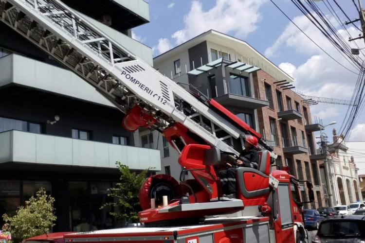 Incendiu pe strada Ploiești. A luat foc un balcon - FOTO