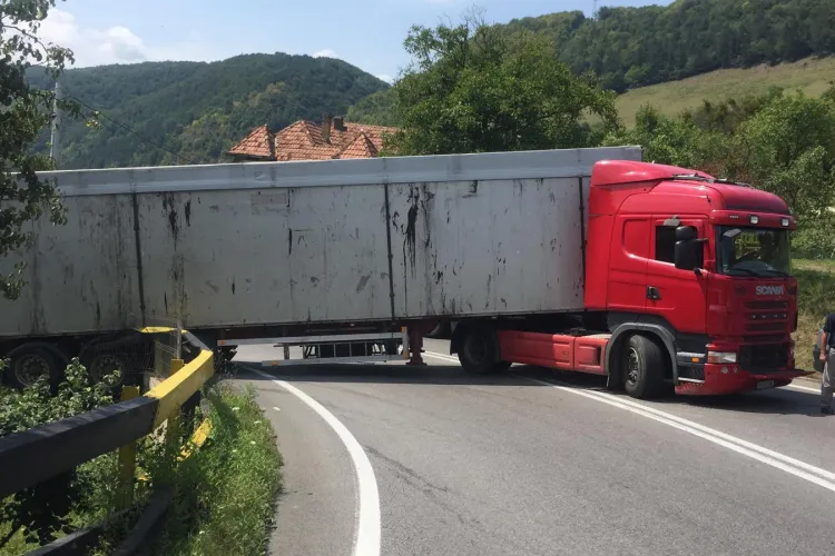 UPDATE - ATENȚIE, șoferi! Trafic îngreunat pe un drum din Cluj, din cauza unui accident FOTO