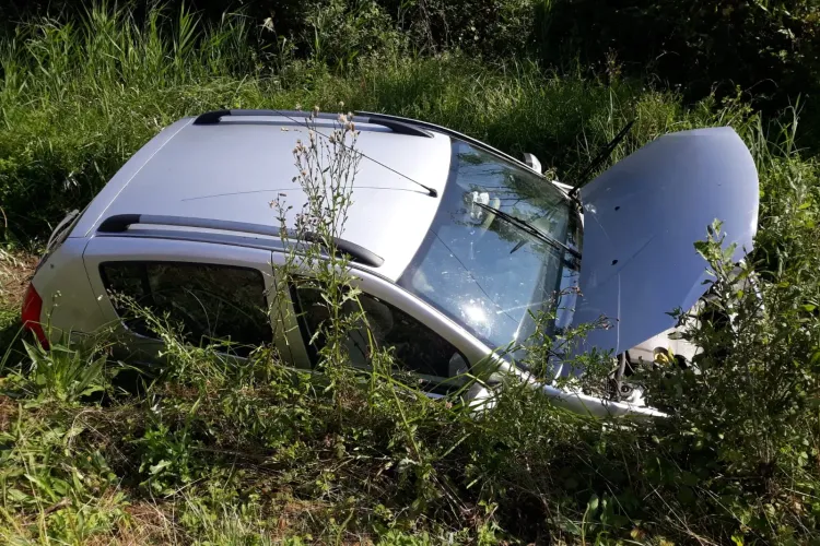 Mașină răsturnată pe un drum din Cluj. O persoana a rămas blocată FOTO