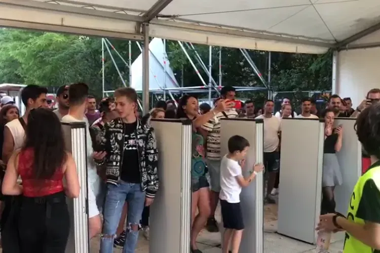 La Electric Castle trebuie multă răbdare! Nu s-a putut intra pentru că Dorel... - VIDEO