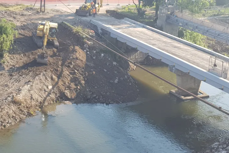 Clujenii se întreabă de ce se defrișează Someșul la Podul Porțelanului - FOTO