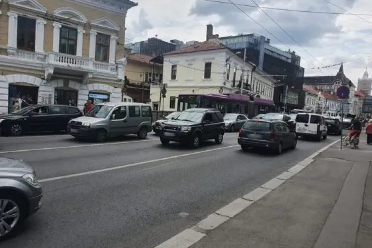 Șofer încătușat în trafic, în centrul Clujului. A călcat un polițist cu mașina pe picior