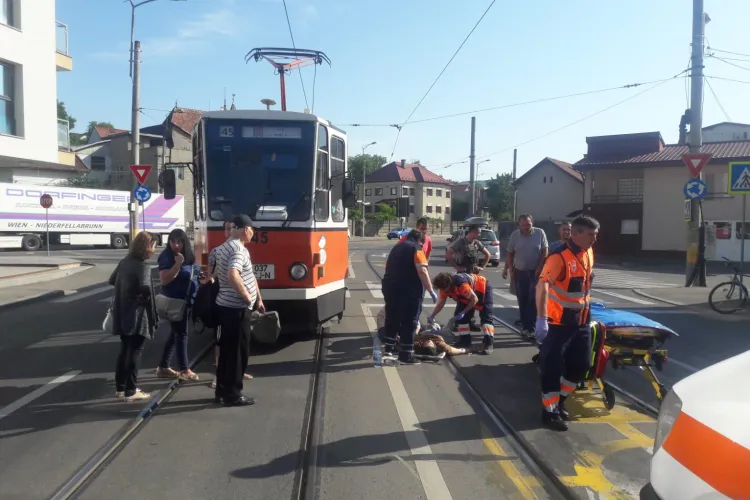 Clujean lovit de tramvai pe trecerea de pietoni FOTO