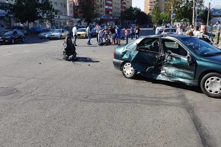 Imaginile cu accidentul de pe Fabricii, date drept exemplu pentru șoferii neatenți. Motociclistul a zburat 10 metri în aer VIDEO