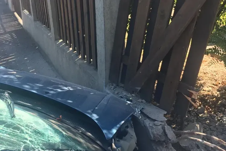 Accident pe Traian Vuia. A rupt gardul unei case. Se caută martori sau VIDEO - FOTO