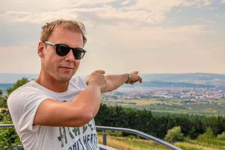 Armin van Buuren filmează un nou videoclip la Cluj. Caută oameni care să apară în clip